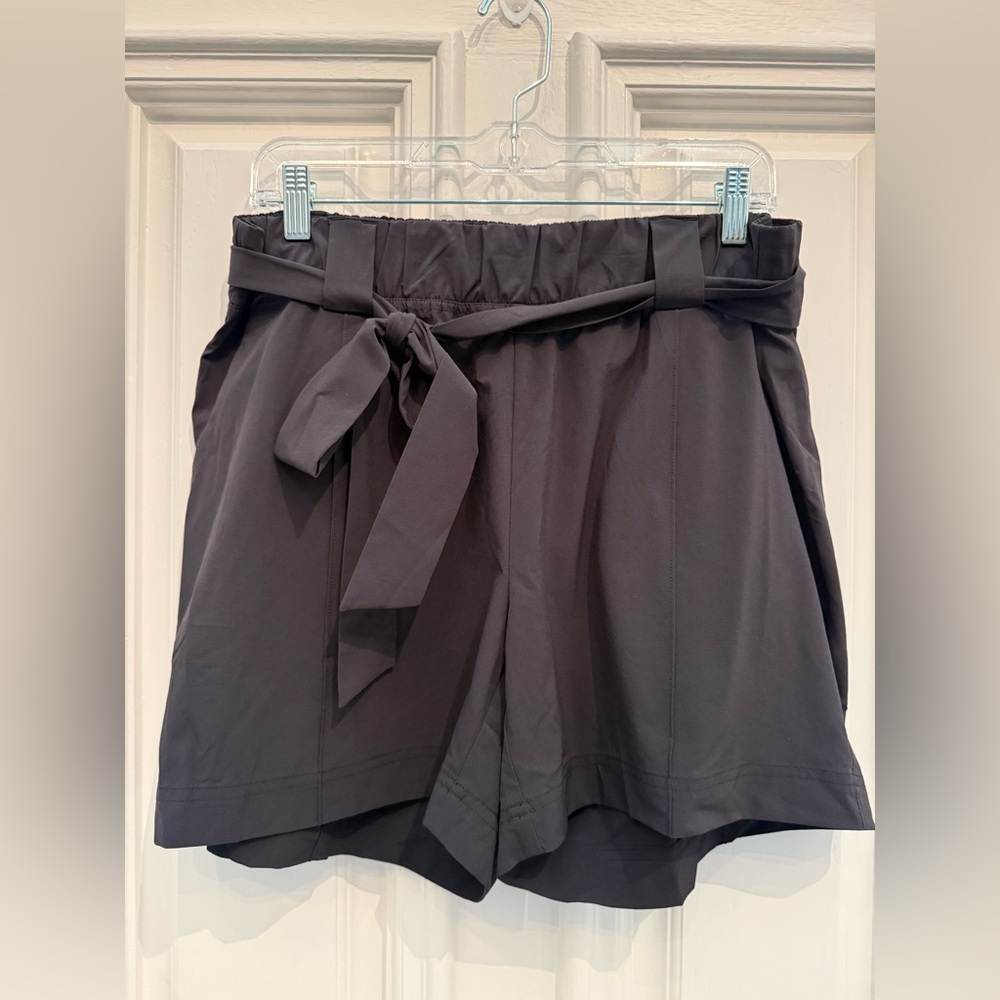NWOT - Athleta Destination Shorts black
